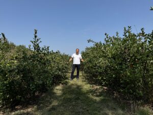 Christian Artaria in una piantagione di Aronia